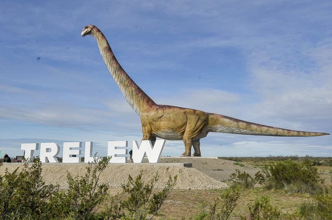 Letras de Trelew junto a la réplica de un titanosaurio, Chubut